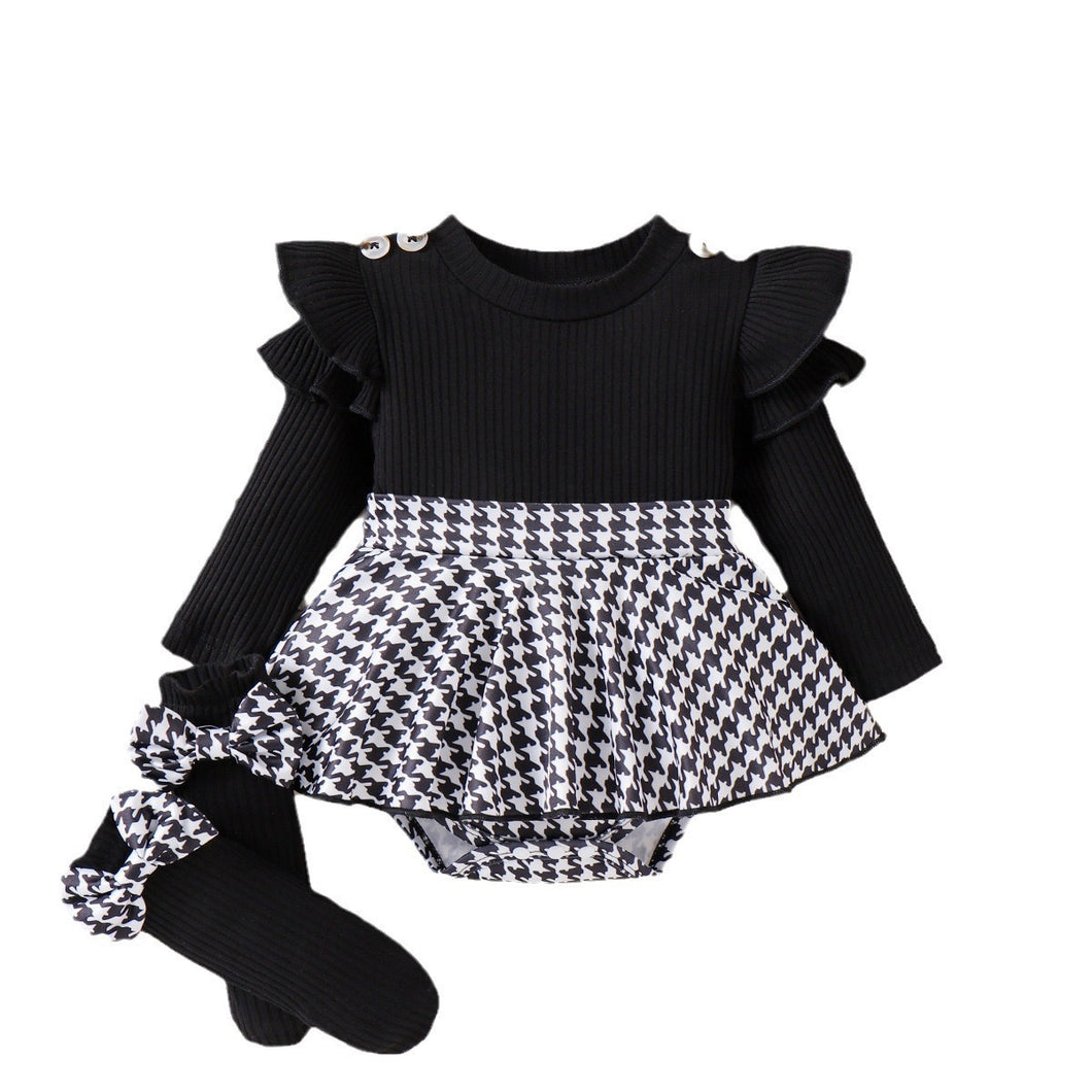 Body negro con falda cuadrille, medias largas y vincha