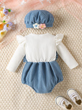 Cargar imagen en el visor de la galería, Body blanco con azul corderoy y boina con bordados de flores
