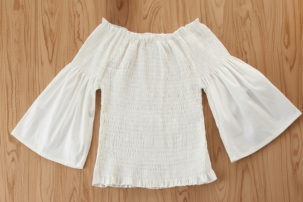 Blusa blanca cuello recto, fruncido y mangas media