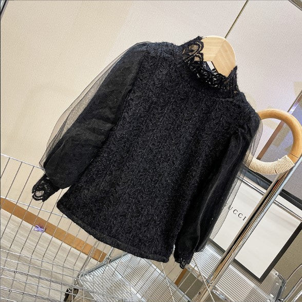 Blusa cuello alto de encajes con mangas de tul y forro polar