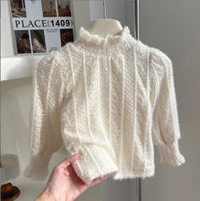 Carregar imagem no visualizador da galeria, Blusa de hilo con bordados y forro polar
