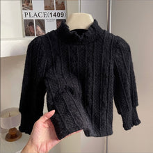 Carregar imagem no visualizador da galeria, Blusa de hilo con bordados y forro polar
