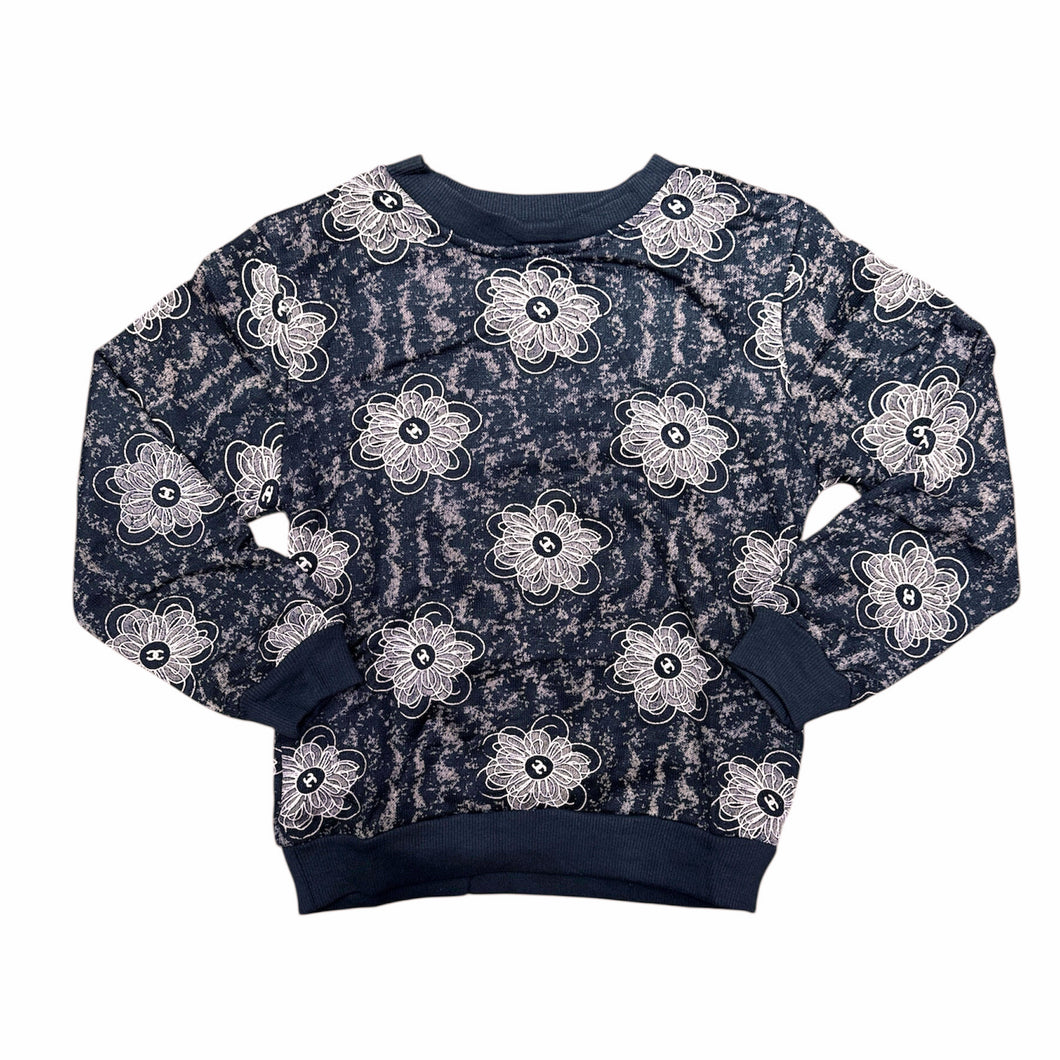 Abrigo de hilo negro, forrado con estampas de flores