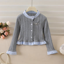 Carregar imagem no visualizador da galeria, Camisa gris de hilo con volados celeste y moño
