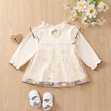 Carregar imagem no visualizador da galeria, Blusa polar crema con moño marrón y tul de margaritas
