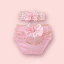 Cargar imagen en el visor de la galería, Cubre pañal con volados, moño y vincha

