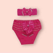 Cargar imagen en el visor de la galería, Cubre pañal con volados, moño y vincha
