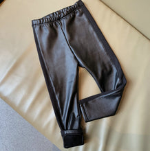 Cargar imagen en el visor de la galería, Pantalón negro tipo cuerina polar y detalle engomado al costado
