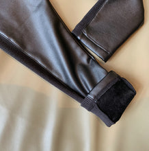 Cargar imagen en el visor de la galería, Pantalón negro tipo cuerina polar y detalle engomado al costado
