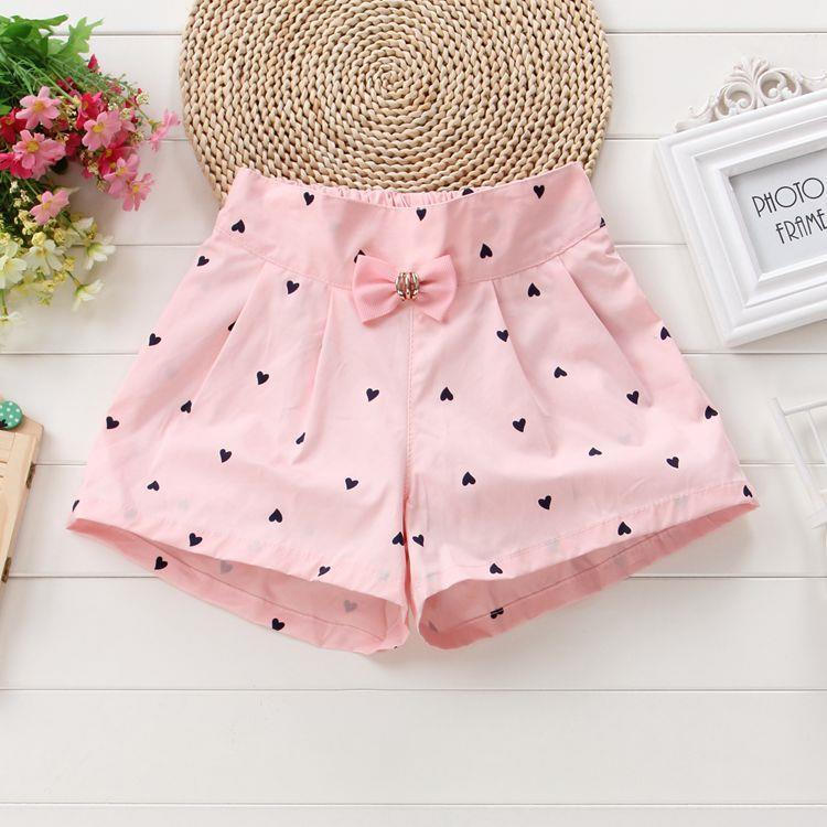 Short con motas de corazones con prendedor de moño