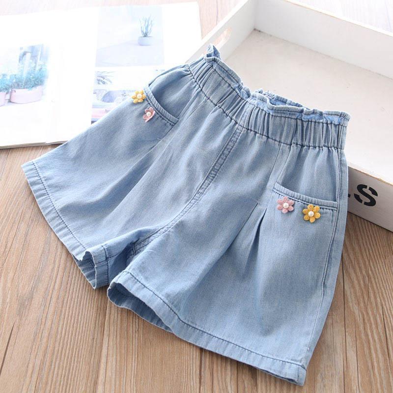Short jeans con detalles de flores