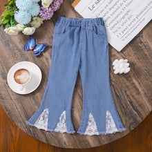 Carregar imagem no visualizador da galeria, Pantalón pata ancha jeans con detalles de encajes
