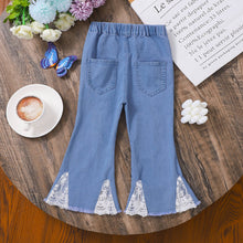 Carregar imagem no visualizador da galeria, Pantalón pata ancha jeans con detalles de encajes

