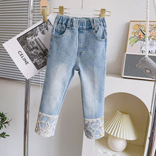 Cargar imagen en el visor de la galería, Pantalón jeans prelavado con encajes
