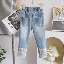 Cargar imagen en el visor de la galería, Pantalón jeans prelavado con encajes
