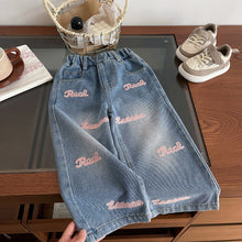 Carregar imagem no visualizador da galeria, Pantalón jeans mom prelavado con bordados
