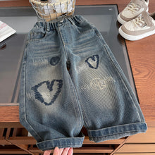 Carregar imagem no visualizador da galeria, Pantalón jeans mom prelavado con estampas rasgado y corazones

