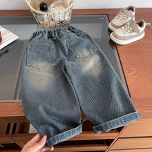 Carregar imagem no visualizador da galeria, Pantalón jeans mom prelavado con estampas rasgado y corazones
