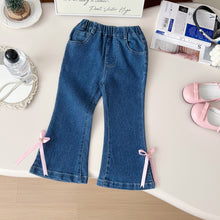 Carregar imagem no visualizador da galeria, Pantalón jeans azul panta ancha con moño rosa
