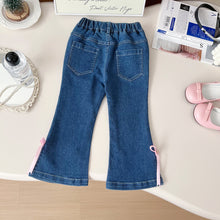 Carregar imagem no visualizador da galeria, Pantalón jeans azul panta ancha con moño rosa
