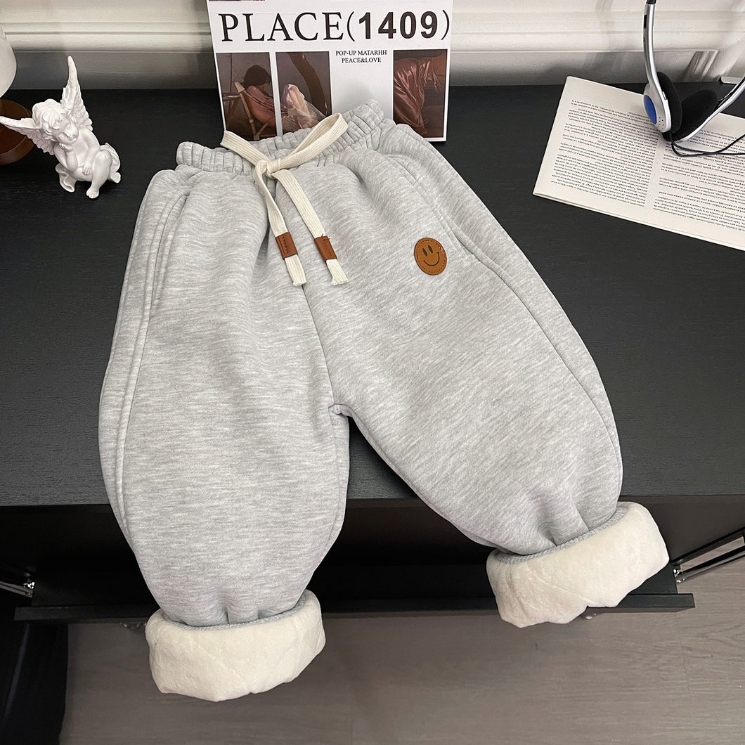 Pantalón tipo moletón con forro  y  bolsillos