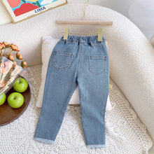 Carregar imagem no visualizador da galeria, Pantalón jeans rasgado con bolsillos
