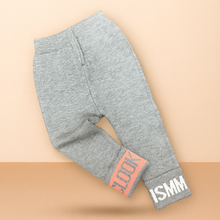 Cargar imagen en el visor de la galería, Pantalón de hilo con detalles de letras
