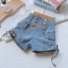 Carregar imagem no visualizador da galeria, Short jeans cintura alta con botones
