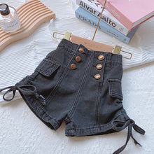 Carregar imagem no visualizador da galeria, Short jeans cintura alta con botones
