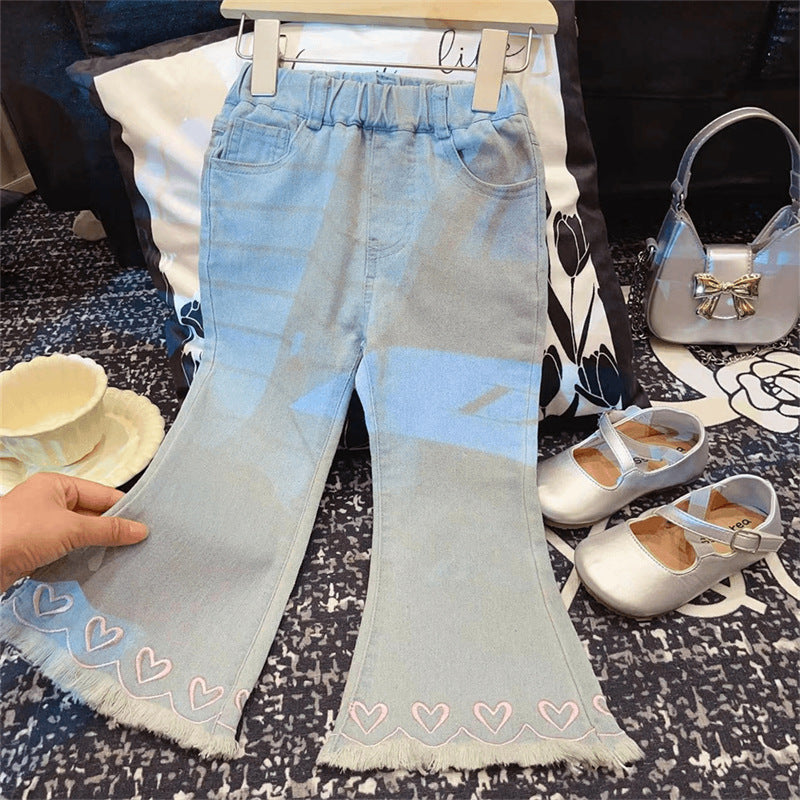 Pantalón pata ancha de jeans con bordado de corazones