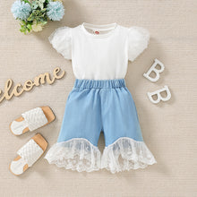 Cargar imagen en el visor de la galería, Blusa blanca y short jeans estilo capri con volado de encaje
