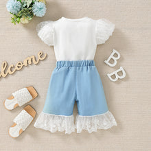 Cargar imagen en el visor de la galería, Blusa blanca y short jeans estilo capri con volado de encaje
