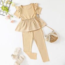 Cargar imagen en el visor de la galería, Blusa crema acanalado con volado y pantalón

