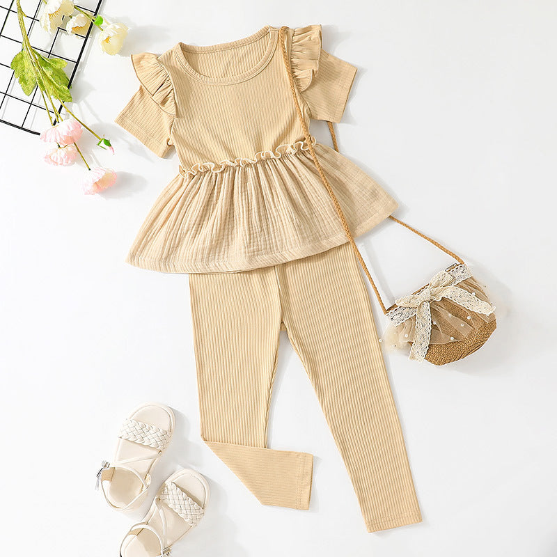Blusa crema acanalado con volado y pantalón