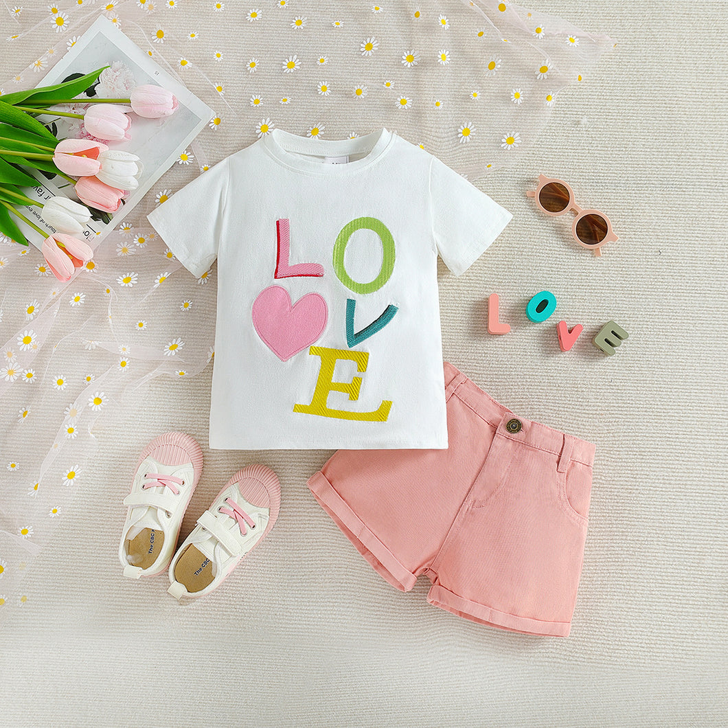 Remera blanco con letras y short rosa