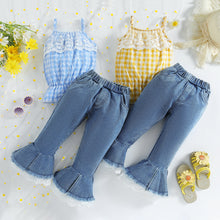 Cargar imagen en el visor de la galería, Blusa cuadrille con encaje y pantalón jeans pata ancha con encaje
