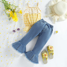 Cargar imagen en el visor de la galería, Blusa cuadrille con encaje y pantalón jeans pata ancha con encaje
