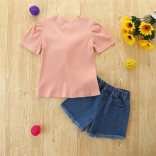 Cargar imagen en el visor de la galería, Blusa rosa viejo acanalado con estampa de moño y short jeans
