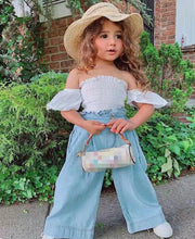 Cargar imagen en el visor de la galería, Blusa blanca engomado de hombro recto y pantalón jeans mom
