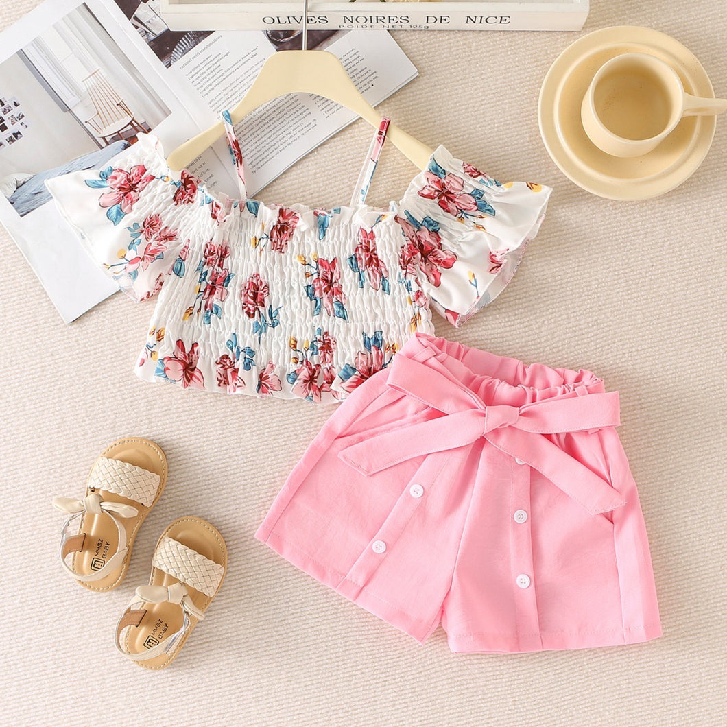 Crop top engomado con estampas de flores y short rosa con cinto