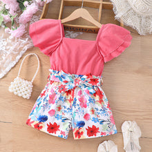 Carregar imagem no visualizador da galeria, Blusa rosa con volado, short con estampas de flores y cinto
