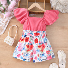 Carregar imagem no visualizador da galeria, Blusa rosa con volado, short con estampas de flores y cinto
