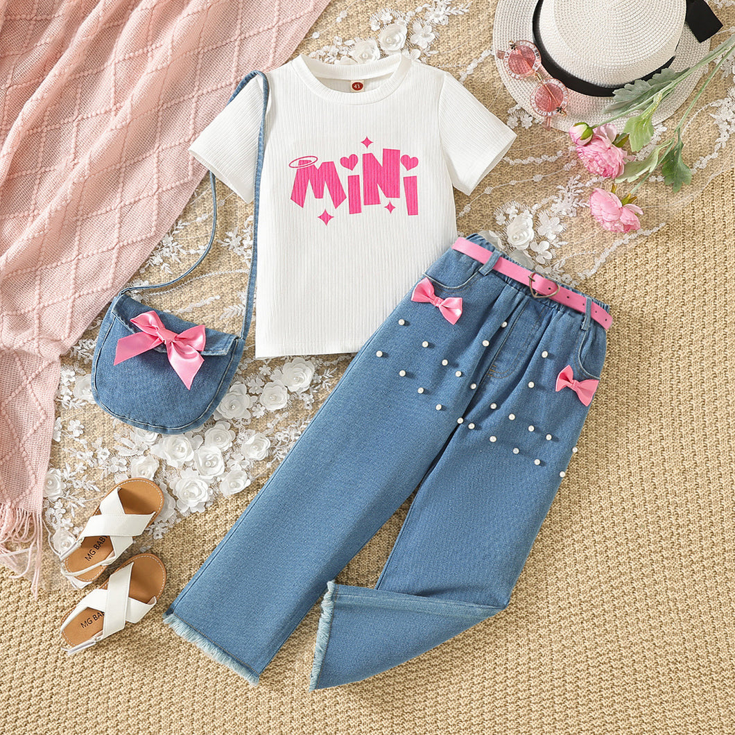 Blusa blanca acanalada, pantalón jeans con perlas y cinto con cartera