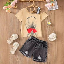 Carregar imagem no visualizador da galeria, Blusa beige con estampas y detalle en el hombro, con short jeans
