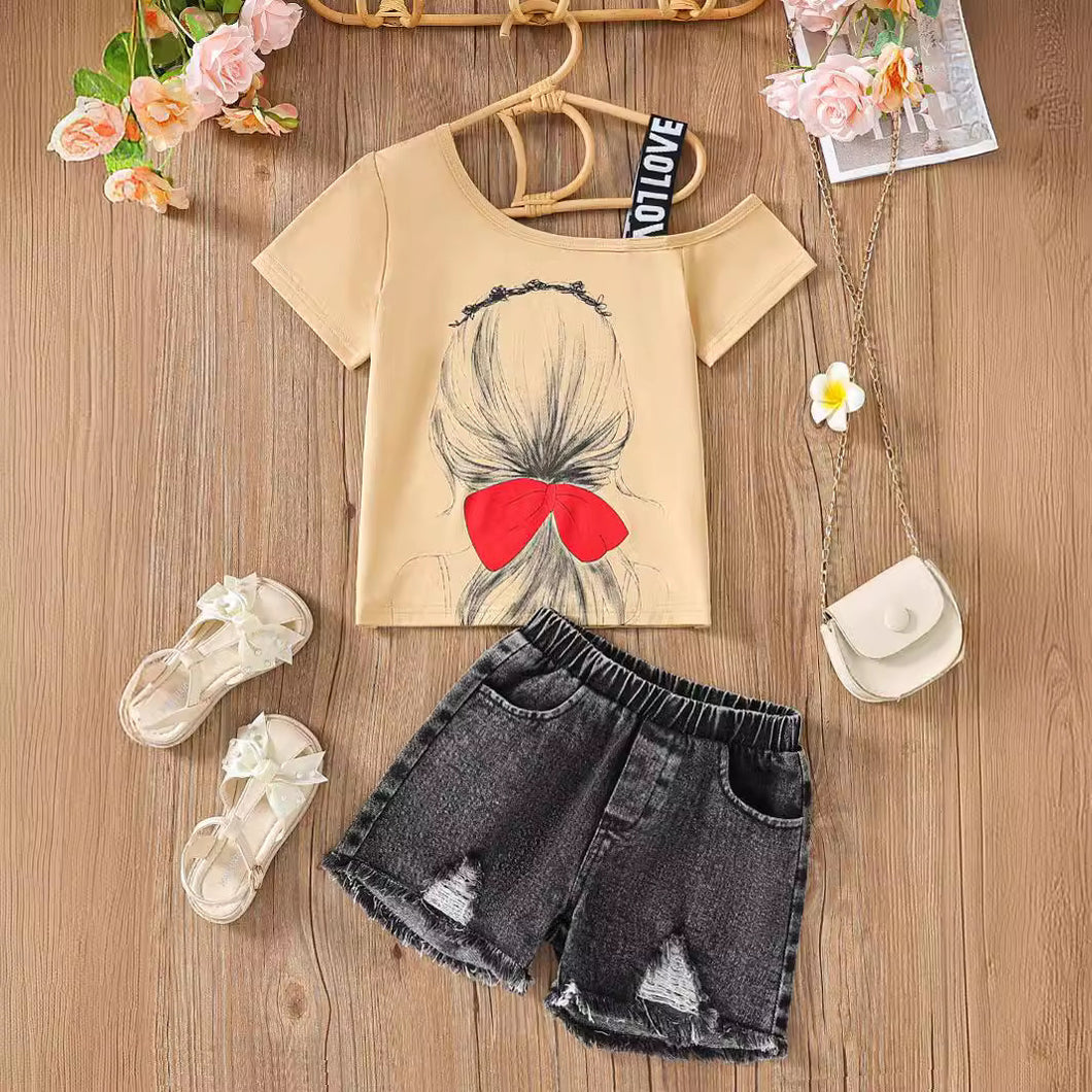 Blusa beige con estampas y detalle en el hombro, con short jeans