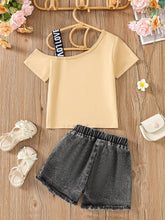 Carregar imagem no visualizador da galeria, Blusa beige con estampas y detalle en el hombro, con short jeans
