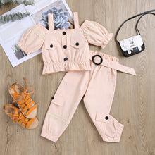 Carregar imagem no visualizador da galeria, Crop top con hombros rectos y pantalón tipo jogger beige con cinto
