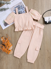 Carregar imagem no visualizador da galeria, Crop top con hombros rectos y pantalón tipo jogger beige con cinto
