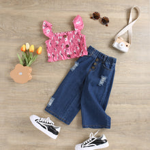 Carregar imagem no visualizador da galeria, Crop top engomado pink con estampas de flores y jeans mom
