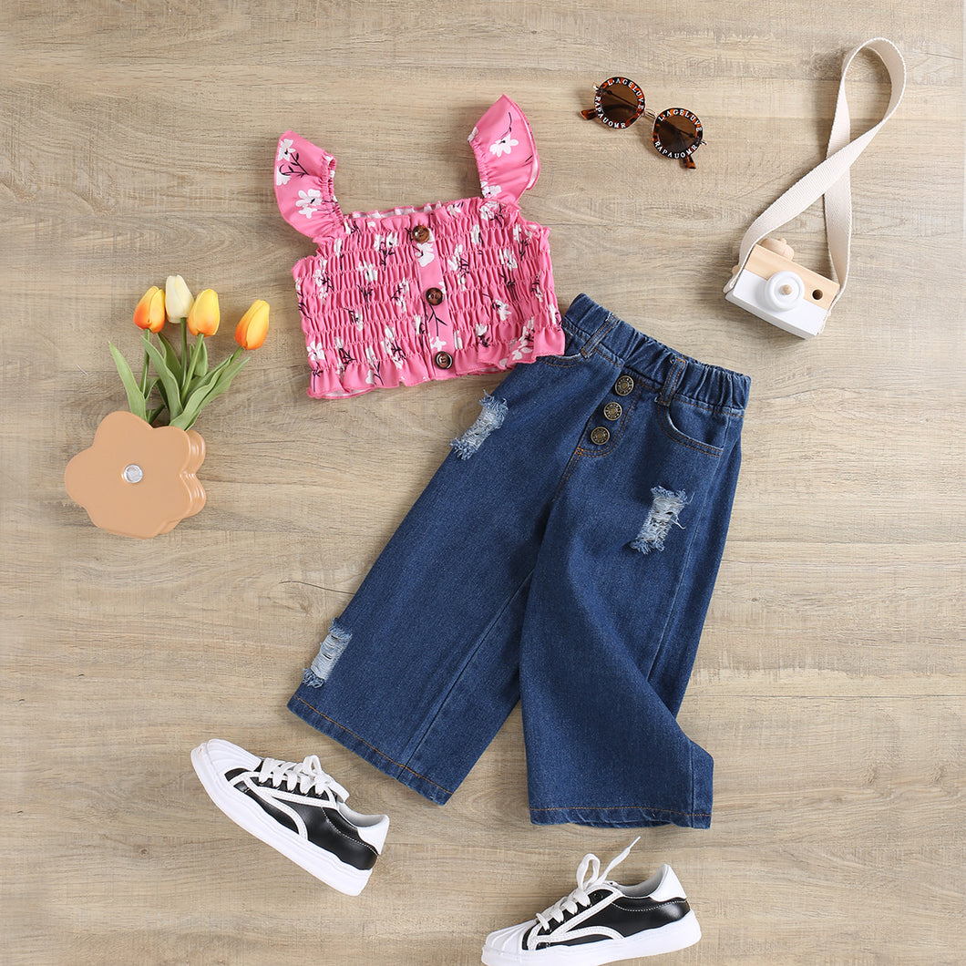 Crop top engomado pink con estampas de flores y jeans mom